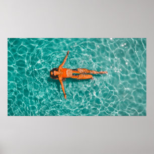 Alleinschwimmen von Frauen im Wasser Poster