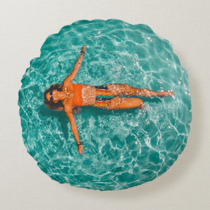 Alleinschwimmen von Frauen im Wasser Rundes Kissen