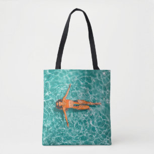 Alleinschwimmen von Frauen im Wasser Tasche
