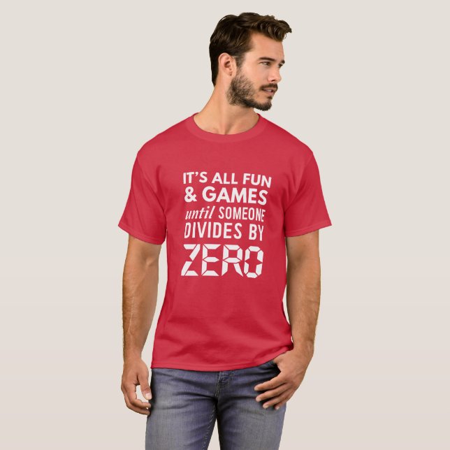 Aller Spaß und Spiele bis jemand teilt sich durch T-Shirt (Vorne ganz)