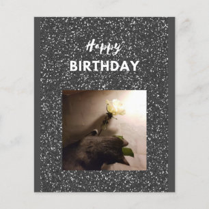 Alles Gute zum Geburtstag. Tuxedo Katze mit Rose.