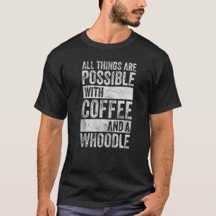 Alles ist möglich mit Kaffee und einem Lächeln T-Shirt