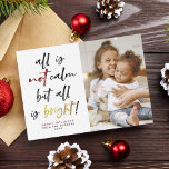 Alles ist nicht ruhig Funny Modern Gold Weihnachte Feiertagskarte<br><div class="desc">Alles ist nicht ruhig, aber alles ist hell! Diese lustige Weihnachtskarte wird in dieser Feriensaison ein Lächeln aus Familie und Freunden bekommen. Dieses Design zeigt handgeschriebene Pinselskriptkalligraphie mit "not" in festlich roter Farbe und "hell" in Imitat Gold. Unten finden Sie Ihren persönlichen Gruß, Familiennamen und das Jahr. Rechts ist dein...</div>