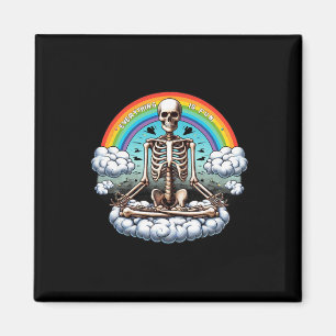 Alles ist Spaß Meditation Skelett mit Regenbogen Magnet