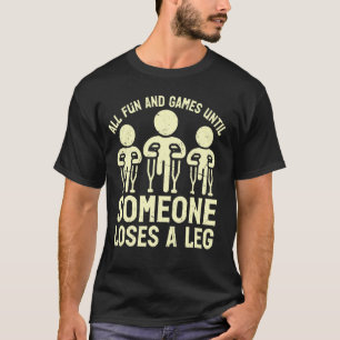 Alles Spaß und Spiel bis jemand ein Bein verliert T-Shirt