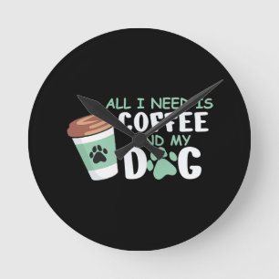 Alles, was ich brauche, ist Kaffee und mein Hund,  Runde Wanduhr
