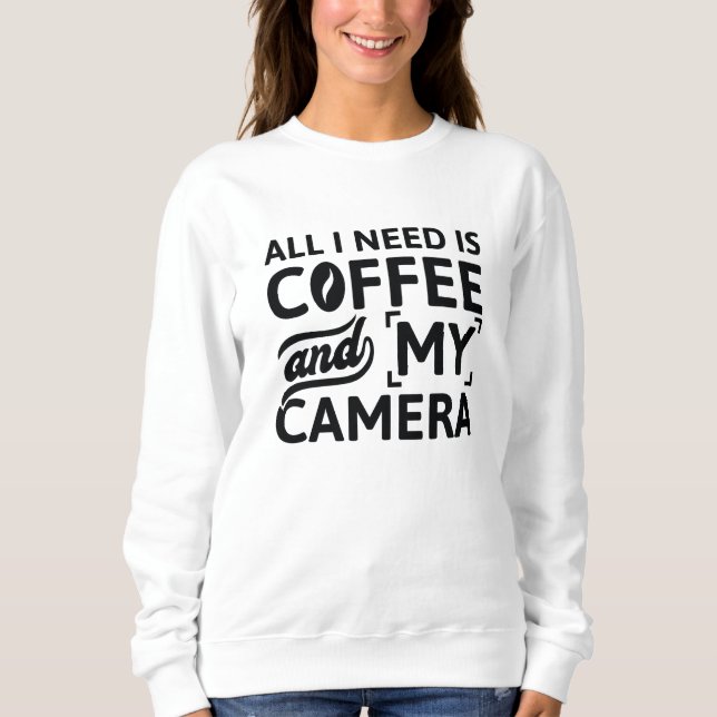 Alles, was ich brauche, ist Kaffee und meine Kamer Sweatshirt (Vorderseite)