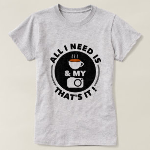 Alles, was ich brauche, ist Kaffee und meine Kamer T-Shirt
