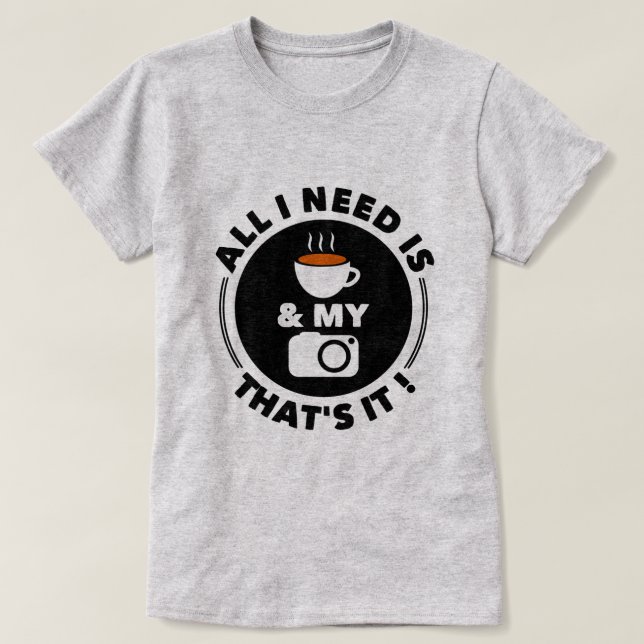 Alles, was ich brauche, ist Kaffee und meine Kamer T-Shirt (Design vorne)