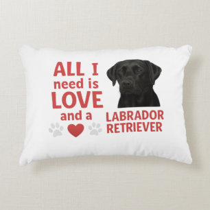 Alles was ich brauche ist LIEBE und ein Labrador R Dekokissen
