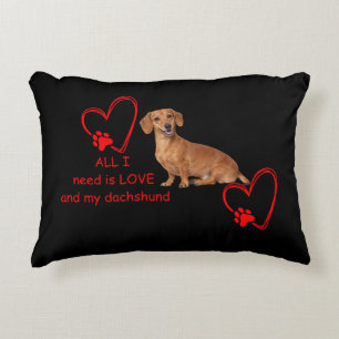 Alles, was ich brauche, ist Liebe und mein Dachshu Dekokissen