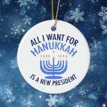 Alles, was ich für Hanukkah Gewollt habe, ist ein  Keramik Ornament<br><div class="desc">Alles,  was ich für Hanukkah Gewollt habe,  ist ein neuer Präsident. Ein neuer Präsident wäre ein großartiges Geschenk für diese jüdische Person. Ein cooles Anti-Trump-Geschenk für einen Juden,  der will,  Donald Trump zu implizieren. Mit diesem coolen blauen Menorah-Design widerstehen.</div>