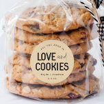 Alles, was Sie brauchen, ist Liebe & Cookies Gastg Runder Aufkleber<br><div class="desc">"Alles,  was du brauchst,  sind Liebe und Kekse." Personalisieren Sie Ihr Label mit Ihren Namen und Hochzeitsdatum in einem sauberen und modernen Design. Nutzen Sie die Gunst-Etiketten für Ihre Hochzeit oder Ihr Brautparty.</div>