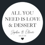 ALLES, WAS SIE BRAUCHEN, IST LIEBE, DIE Gastgesche Runder Aufkleber<br><div class="desc">Ein klassischer Schwarz-Danke-Hochzeitsaufkleber mit dem Titel "Alles was Sie brauchen ist Liebe und Dessert" in einem klassisch-modernen,  eleganten Schriftart. Sie können es einfach mit Ihren Namen und Hochzeitsdatum personalisiert.</div>