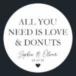 ALLES, WAS SIE BRAUCHEN, IST LIEBE SPENDEN HERZ Ga Runder Aufkleber<br><div class="desc">Ein klassischer Black Danke You Wedding Sticker mit "Alles was du brauchst ist Liebe und Donuts" in einem klassisch-modernen eleganten Schriftart. Sie können es einfach mit Ihren Namen und Hochzeitsdatum personalisiert.</div>