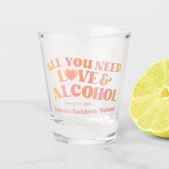 Alles was Sie brauchen ist Liebe und Alcohol Shot  Schnapsglas (Vorderseite)