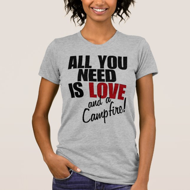 "Alles, was SIE brauchen, ist LIEBE und Campfire! T-Shirt (Vorderseite)