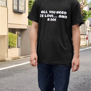 Alles, was Sie brauchen, ist Liebe und ein Hunde-B T-Shirt