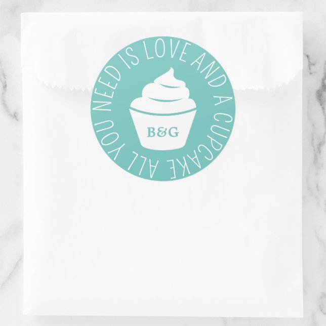 Alles, was Sie brauchen, ist Liebe und ein Kuchen  Runder Aufkleber (Tasche)