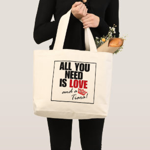 "ALLES, WAS SIE BRAUCHEN, IST LIEBE und ein Tiara! Jumbo Stoffbeutel