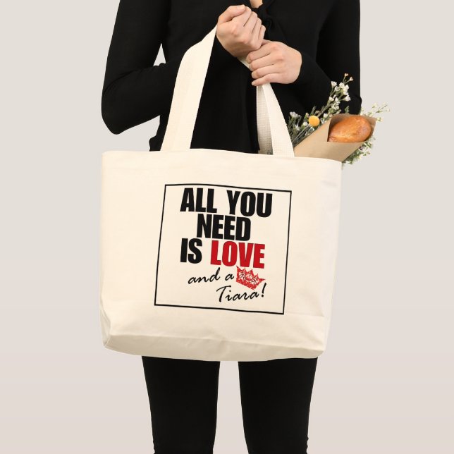 "ALLES, WAS SIE BRAUCHEN, IST LIEBE und ein Tiara! Jumbo Stoffbeutel (Vorderseite (Produkt))