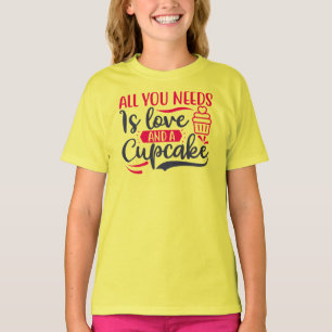 Alles, was Sie brauchen, ist Liebe und Kuchen T-Shirt
