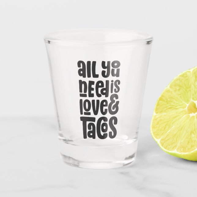 Alles was Sie brauchen ist Liebe und Tacos Schnapsglas (Vorderseite)