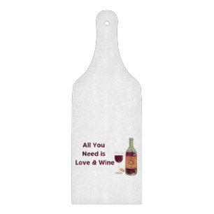 Alles, was Sie brauchen, ist Liebe & Wein auf eine Schneidebrett