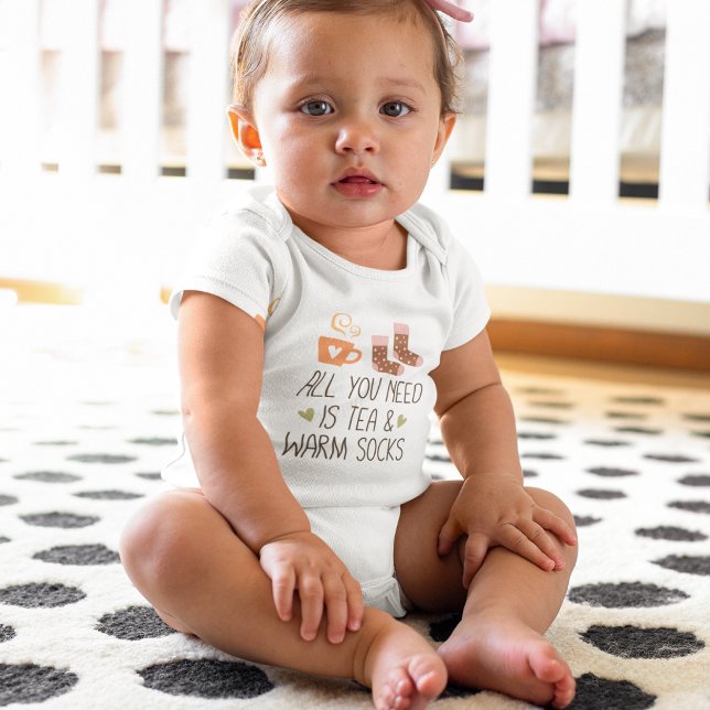 Alles was Sie brauchen ist Tee & warme Socken (All you need is Tea & Warm socks Baby Bodysuit)