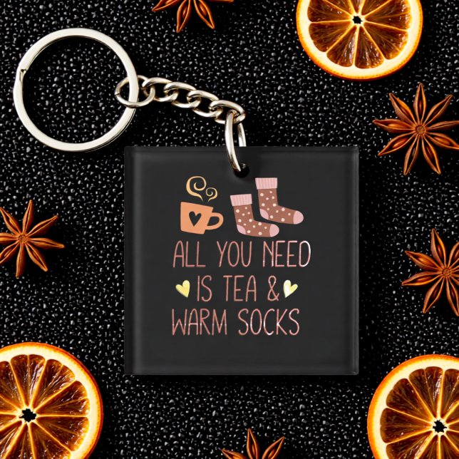 Alles was Sie brauchen ist Tee & warme Socken sais Schlüsselanhänger (All You Need Is Tea & Warm Socks – Cozy Quote Keychain)