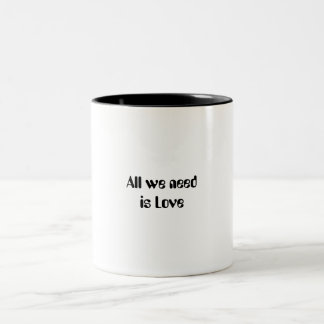 "Alles, was wir brauchen, ist Liebe" geschriebene Zweifarbige Tasse