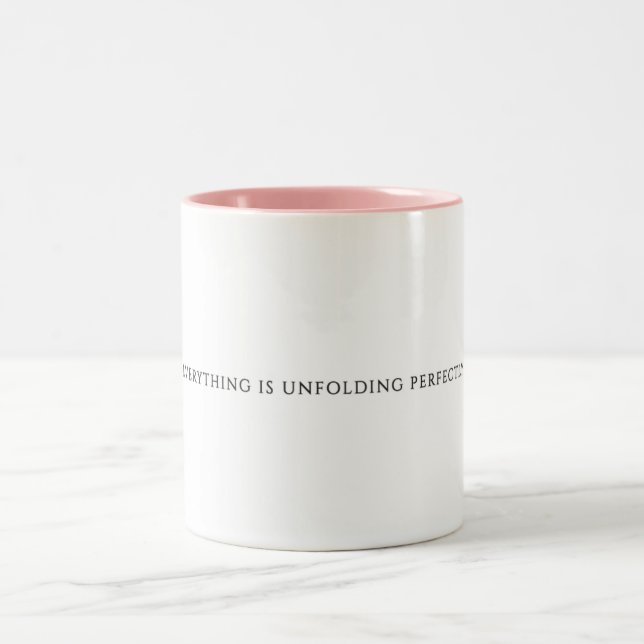 Alles wird perfekt entfaltet - zweifarbige tasse (Mittel)