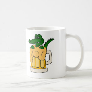 Alligator dans la tasse de bière