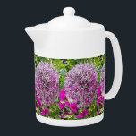 Allium & Summer Blume Tea Pot<br><div class="desc">Nun, da der Sommer hier ist, ist es wunderbar, die Gärten voller bunter Blume noch einmal zu sehen. In diesem wunderschönen Blumendesign ist ein glorreiches lila Foto in voller Blüte umgeben von lebhaften, schockierenden rosa Gänseblüten.</div>