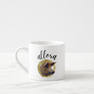 Allora (mit einem Blume-Kranz aus Wollschwein und  Espressotasse