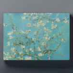 Almond Blossoms von Vincent Van Gogh Fine Art Fotoplatte<br><div class="desc">Blühender Mandelbaum von Vincent Van Gogh. Eines der berühmtesten und schönsten Kunstwerke auf dem Gebiet hochwertiger Geschenkideen und -produkte. Stöbern Sie in unserem Shop,  um mehr tolle Produkte mit Almond-Blüten und mehr Gemälden von Vincent Van Gogh zu entdecken.</div>