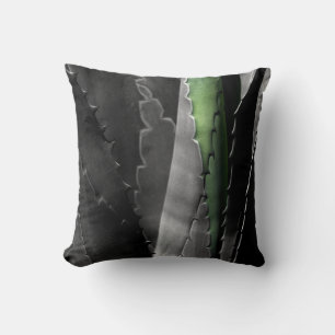 Aloe - Makro-Fine-Art-Fotografie in Schwarz-Weiß Kissen