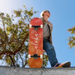 Aloha coole, schicke Ananas Skateboard<br><div class="desc">"Aloha" Bringen Sie ein bisschen der hawaiianischen Inseln in die Straßen Ihrer Stadt, wenn Sie diese farbenfrohe, schicke, auffällige, stilvolle, moderne Skateboard mit knuspriger, weißer handgeschriebener Schrift-Typografie über ein bedrücktes grafisches Ananas-Muster in einem lebhaften, gelben und orangefarbenen Ober benutzen. Macht jedes Mal, wenn Sie auf dem Bürgersteig surfen, ein lustiges...</div>