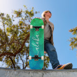 "Aloha" coole Typografie Blaue Ananas ombre Skateboard<br><div class="desc">"Aloha" Bringen Sie ein bisschen der hawaiianischen Inseln in die Straßen Ihrer Stadt, wenn Sie diese farbenfrohe, schicke, auffällige, stilvolle, moderne Skateboard mit knuspriger, handgeschriebener Schrift-Typografie über ein bedrücktes grafisches Ananas-Muster in einem lebendigen türkisfarben, blau und grün-ombre benutzen. Macht jedes Mal, wenn Sie auf dem Bürgersteig surfen, ein lustiges und...</div>