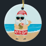 Aloha Hawaiian Santa Tropical Beach Weihnachten Keramik Ornament<br><div class="desc">Weihnachtsschmuck mit einem niedlichen Weihnachtsmann an einem tropischen Strand,  rot-weiß hawaiianische Kurzfilme mit einem Hibiskus-Muster,  Schluck von einem Ananas und blinkt das Aloha-Zeichen. Original-Kunstwerk KL Stock</div>