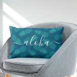 Aloha-Schriftzeichen aquamarines Ananas-Muster Lendenkissen<br><div class="desc">"Aloha" Bringen Sie ein bisschen hawaiianische Gastfreundschaft in Ihre Zuhause mit dieser schicken, auffälligen, stilvollen, modernen Lumbalwurfkissen mit knuspriger, handgeschriebener Schrift-Typografie über ein grafisches, Ananas-Muster in aquamarin und blau grün. Macht jedes Mal, wenn Sie sich entspannen, ein lustiges und stilvolles Statement. Eine tolle Ergänzung zu Ihrem Wohnzimmer oder Schlafzimmer sowie...</div>