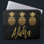 Aloha Tropical Pineapass Black and Gold Foil Laptopschutzhülle<br><div class="desc">Aloha Imitats Gold Typografie und Tropical Pineaple Case ist ein Spaß im Sonnenstil.</div>