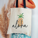 Aloha Tropical Watercolor Ananas Tragetasche<br><div class="desc">Das niedliche Design der Tüte zeigt eine Ananas-Abbildung,  das traditionelle Zeichen der Gastfreundschaft,  in schieren,  hübschen Aquarellen. Der hawaiianische Gruß "Aloha" wird in handgeschriebenen Schriften überlagert. Macht eine tolle Begrüßungstasche oder Gefallen für Hawaii Hochzeiten oder Hochzeiten in Urlaubsort!</div>