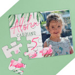 Aloha tropisches FOTO Geburtstagsgeschenk<br><div class="desc">Aloha handgeschriebene Stil Typografie Drehbuch 5 Jahre Mädchen trendige Hawaiian luau Foto Geburtstag Sake Geschenk fuchsia rosa Flamingo Vögel und grüne tropische Blätter.                      Es kann eine Überraschung oder eine virtuelle Feier über weite Strecken sein,  personalisierte Sake-Geschenke für Kinder oder Jugendliche im Sommer zum Geburtstag.</div>