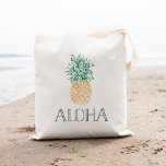 Aloha Vintage Ananas Tragetasche<br><div class="desc">Das niedliche Design der Tüte zeigt eine Vintage Ananas-Illustration, das traditionelle Zeichen der Gastfreundschaft, darunter der hawaiianische Gruß "Aloha" in dunkelblau-grauem Schriftzeichen. Macht eine tolle Begrüßungstasche oder Gefallen für Hawaii Hochzeiten oder Hochzeiten in Urlaubsort!</div>