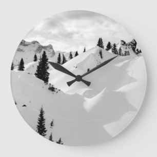 Alpenlandschaft: Schneesichere Berge Große Wanduhr