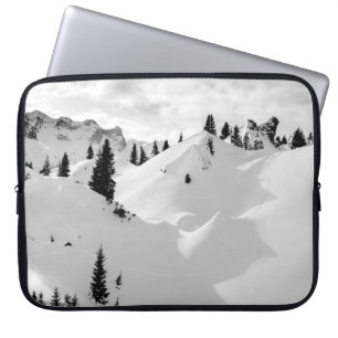 Alpenlandschaft: Schneesichere Berge Laptopschutzhülle