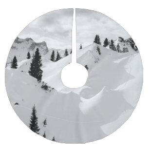 Alpenlandschaft: Schneesichere Berge Polyester Weihnachtsbaumdecke
