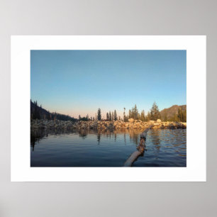 Alpensee, felsige Küsten Poster
