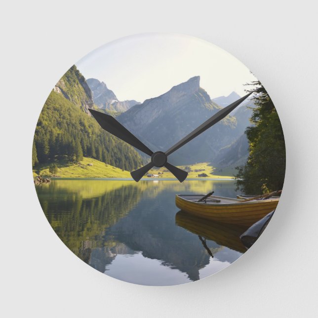 Alpensee in der Schweiz Runde Wanduhr (Vorderseite)